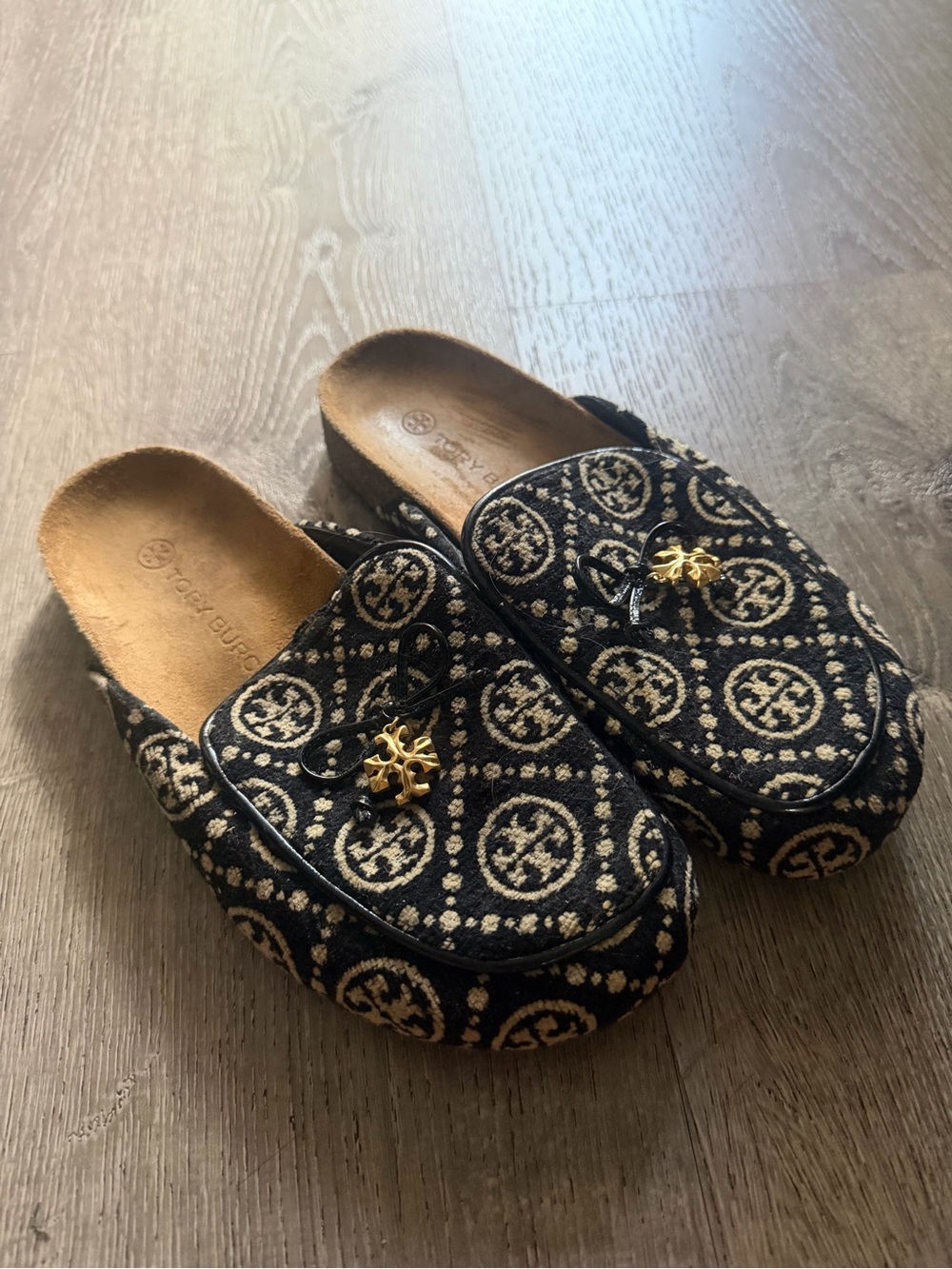 Women’s Tory Burch black with cream slides